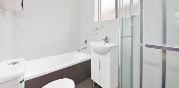 Renovated Two Bedroom Apartment - Photo 2