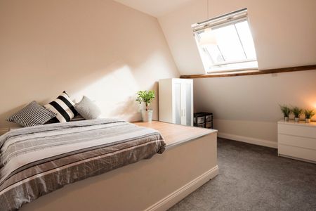 7 Bed Semi-Detached House, Crookesmoor Road, S6 - Photo 5