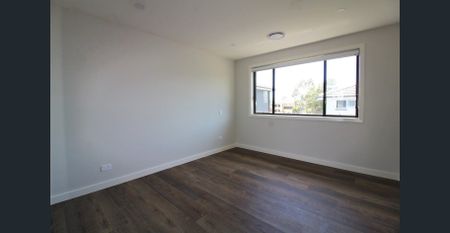 Beautifully designed 4 bedroom corner home in Stanhope Gardens for Lease! - Photo 5