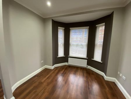 4 bedroom semi-detached house to rent - Photo 2