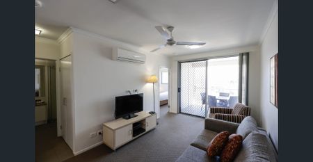 HIGHLY SOUGHT AFTER EXECUTIVE STYLE APARTMENT LOCATED IN THE CENTRE OF TOWN . - Photo 3