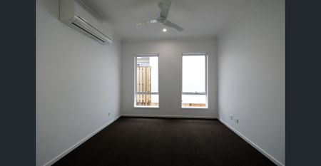 Stunning Hamptons Home with Solar! - Photo 5