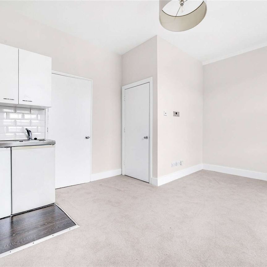 light and spacious one-bedroom apartment on the second floor (without lift) of a period building in Chelsea SW3. - Photo 1