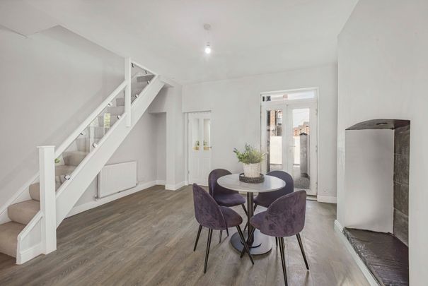 3 Bed End Terrace, Kennedy Road, M5 - Photo 1