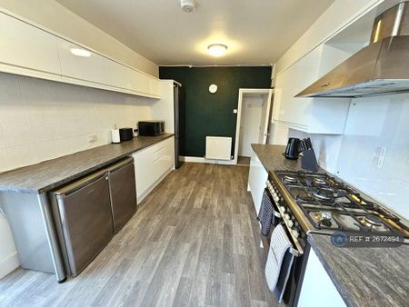 1 bedroom in a house share to rent - Photo 3