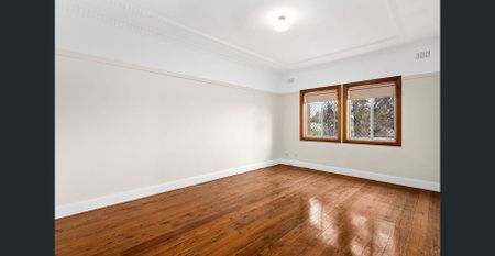 Spacious Three Bedroom Semi - Photo 3