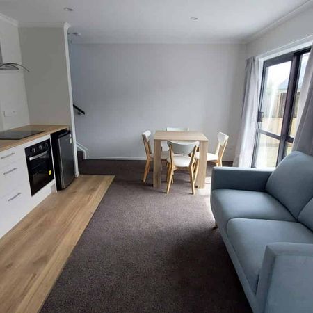 Upstairs Studio Room in Glenview - RENT REBATED FOR 4 WEEKS - Photo 4