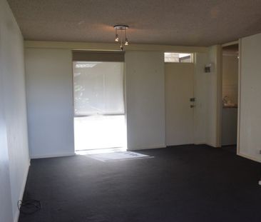 PERFECTLY POSITIONED AND GENEROUSLY SIZED 3 BEDROOM APARTMENT - Photo 1