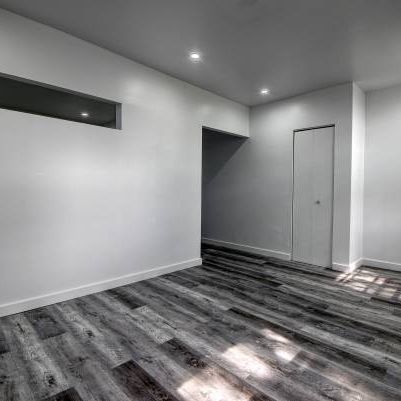 *Because You Deserve Renovated TOP FLOOR 4 1/2, Metro Lasalle,Verdun* - Photo 3