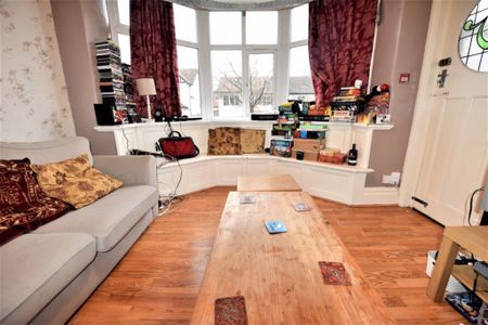 7 bedroom House in Moor Park Drive, Leeds - Photo 2