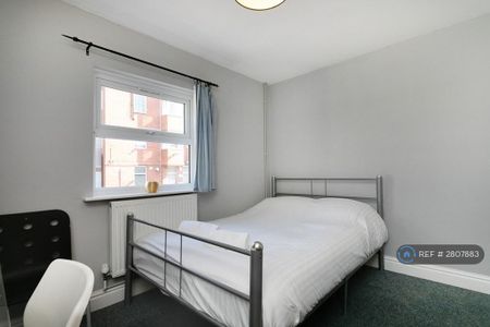 1 bedroom in a house share to rent - Photo 2