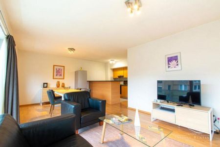 Dans un quartier calme et verdoyant, proche de Stockel, appartement 2 chambres meublé - Photo 3