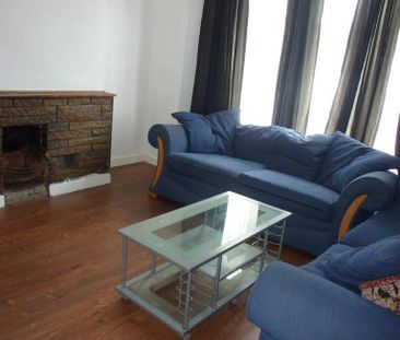 4 bedroom end of terrace house to rent - Photo 3