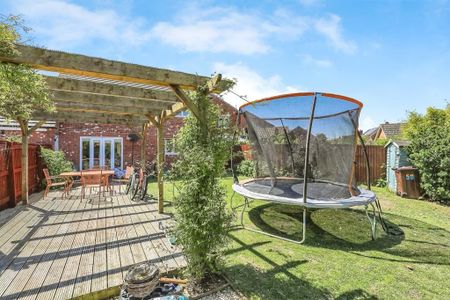 4 bedroom detached house to rent - Photo 2