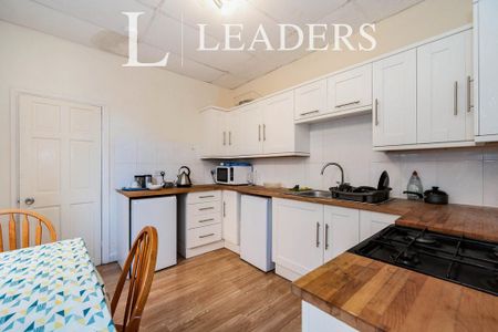 1 bedroom in a house share to rent - Photo 2