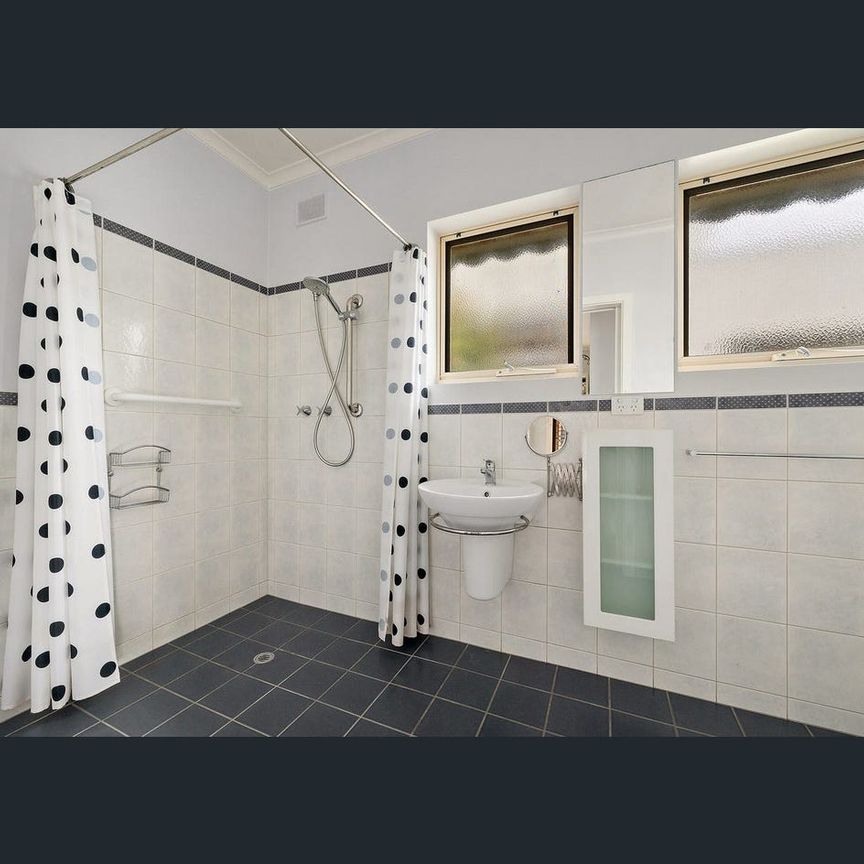 Neat and tidy home in excellent position - Photo 1