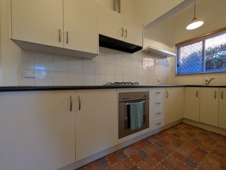 Timeless Character & City-Fringe Living in Beautiful Mile End - Photo 5
