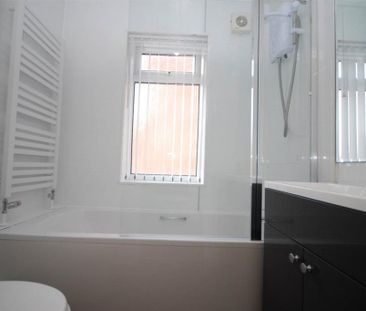 3 bedroom flat to rent - Photo 6