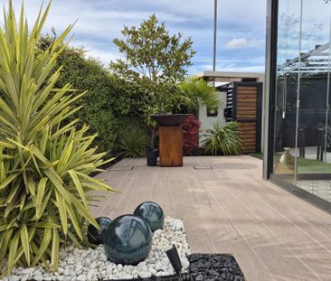 Jardín privado, diseño y luz | Chalet de esquina único en Boadilla - Photo 5