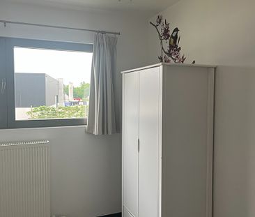 Instapklaar ruim appartement op1ste verdieping met rustige ligging in KMO -zone. Privé parking - Foto 4