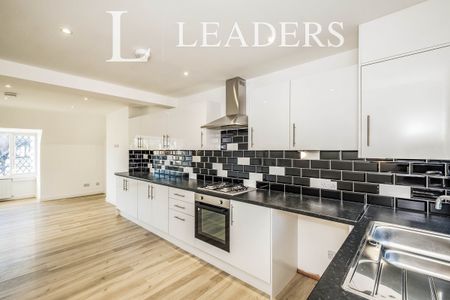 3 bedroom apartment to rent Rectory Road, Worthing, BN14 - Photo 4