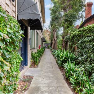 Contemporary Comfort Meets the Best of Prahran - Photo 3