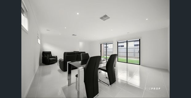 Stylish, Spacious & Perfectly Positioned - Photo 1