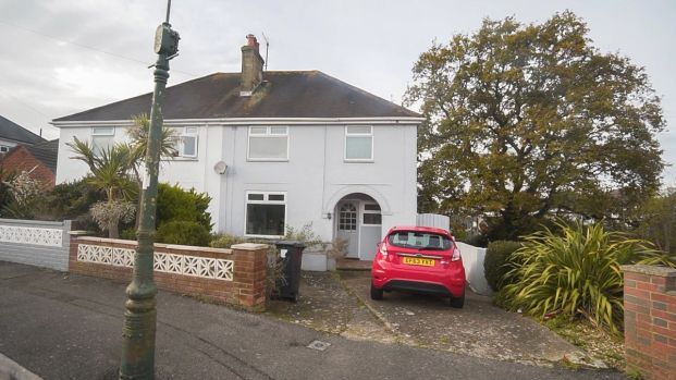 To Rent Heather Road, Ensbury Park, Bournemouth, BH10 £2,200 pcm Tenancy Info - Photo 1