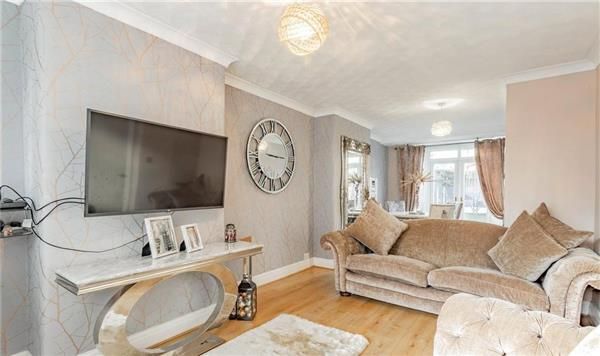 3 Bedroom Semi-Detached House For Rent in Bourne Drive, Manchester - Photo 1