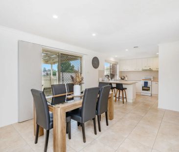 Beautiful Three Bedroom Townhouse - Photo 2