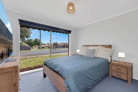 Bright & Spacious Single-Level Home in Prime Mill Park Location - Photo 3