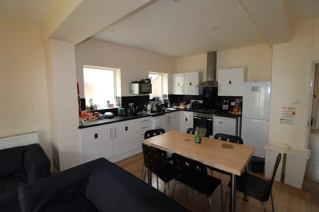 1 bed Room in Shared House - To Let - Photo 2
