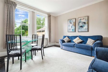 A wonderful three bedroom apartment offering excellent light,whilst boasting a spacious reception room overlooking the peaceful views of the communal gardens. - Photo 2