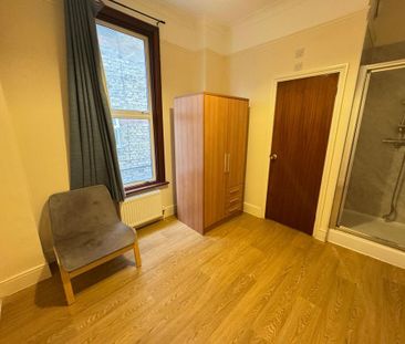 1 bedroom in a house share to rent - Photo 2