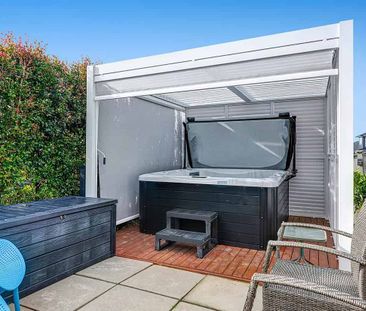 Large single level 4 bedroom with spa pool - Photo 3