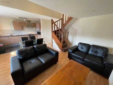 3 bedroom flat to rent - Photo 2