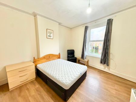 Room 2, Somers Road, Southsea, Portsmouth PO5 - Photo 3