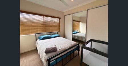 MODERN 3 BEDROOM, 3 BATHROOM UNIT IN A PRIME LOCATION! LOCATED CLOSE TO SCHOOLS! - Photo 4