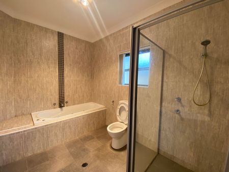 Spacious Four Bedroom Home With Ducted Air Conditioning Throughout - Photo 5