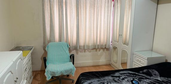 Room in a Shared House, Southend Road, E6 - Photo 2