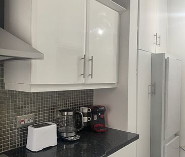 1 Bed Flat, London, W3 - Photo 5