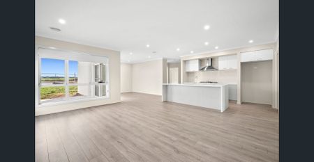 Five Bedroom, Two Living Family Home - Photo 3