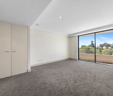 Two-Bedroom Apartment with Opera House Views, Parking & Premium Fac... - Photo 2