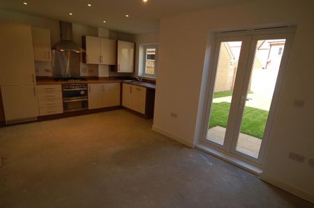 4 bedroom semi-detached house to rent - Photo 4