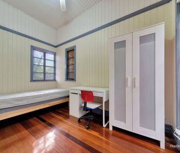 Spacious Furnished Home in Prime Location â¨ - Photo 5