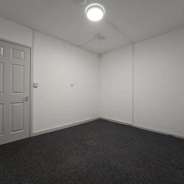 Clifton Drive, Squires Gate, FY4 - Photo 1