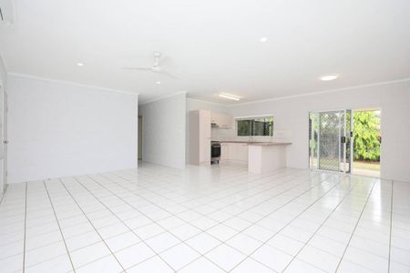 Fantastic Fully Air Conditioned Villa - Garage with Remote - Photo 5