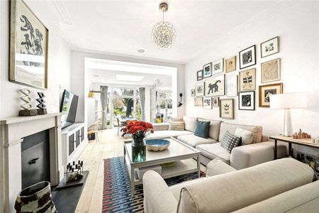 A stunning five bedroom semi detached house in the sought after Bedford Park area of Chiswick. Available for Short let. - Photo 3