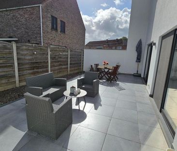 Modern appartement met zeer ruim terras op het gelijkvloers. - Photo 2