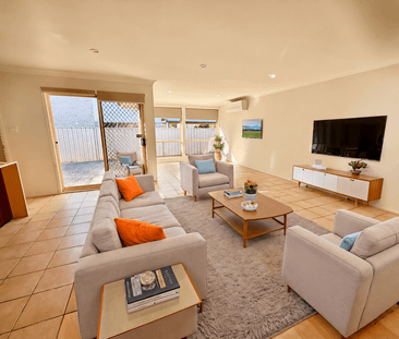 Renovated, Spacious, Family Home for a long-term comfort - Photo 2